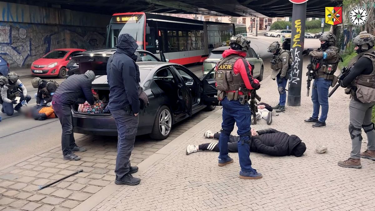 Muži obvinění kvůli odpálení bankomatů v Praze měli doma přes kilo TNT